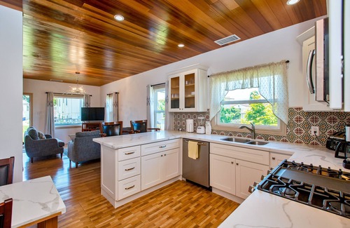 West Alameda House | Alameda 2BR 2BA house, AC, near ferry to San Francisco, 2 free parking spaces.