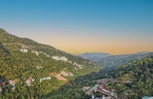 Kumarhatti Apartment | Alaya Stays Pinnacle Hilltop 3BHK Apartment with Picturesque Balcony & Scenic Views