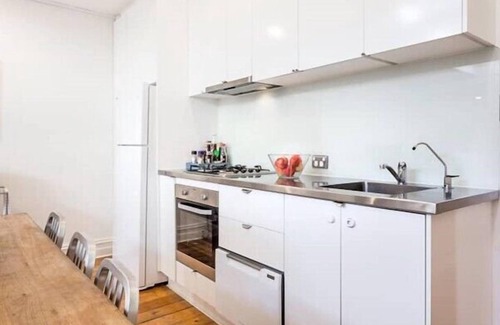 Albert Park Apartment | Albert Park Victorian House with Style and Art Gallery