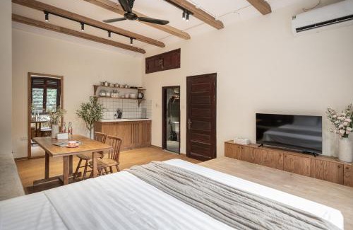 Hai Ba Trung Apartment | ALBERTLEVY Vintage Housing-City Centre-Jacuzzi-Late Check out