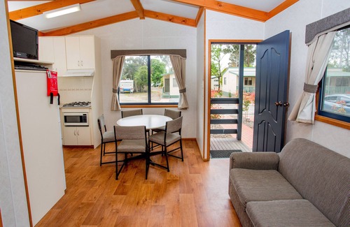 Lavington Cabin | Albury Gardens Tourist Park