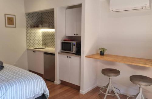 Suffolk Park Apartment | Alcorn Garden Studio - Dog friendly 2 mins walk to beach