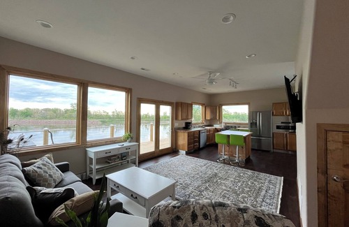 Dakota City House | Alien Point nRiverfront home for a relaxing getaway