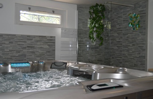 Lagarde Villa | All-comfort villa with heated pool (summer), spa and pétanque court.