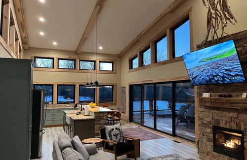 Rogers House | All Four Seasons RRG | King Beds | Hot Tub | Fire Pit