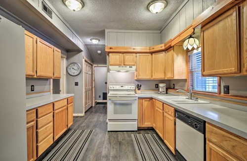 Johannesburg Cottage | All Season Big Bear Lake House, Walk to Beach
