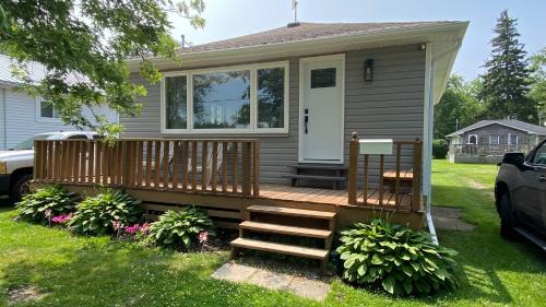 Wainfleet House | All Season Cottage close to Long Beach