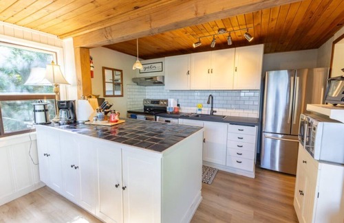 Huntsville Cottage | All season Cottage with 3 decks + sun room