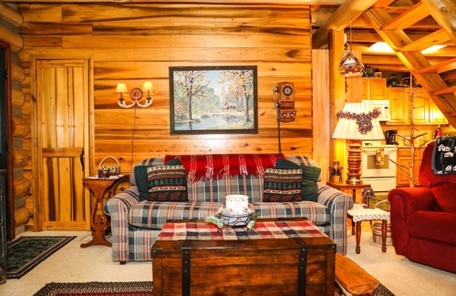 Hillsboro Cabin | All season getaway. Relax at The "Wilberness" Log Cabin close to Rocky Fork Lake