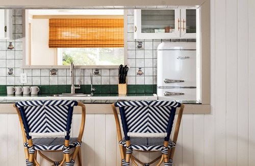 Valentia Cottage | All-Season Lakeside Serene Cottage with Suana!