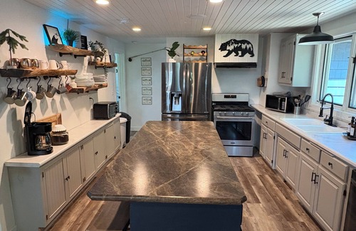 Gresham Cottage | All-Season Modern Cottage on Red Lake - 45 min from Green Bay
