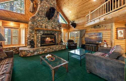 Fox Farm House | All Seasons Lodge - New 2 bedroom and loft House in Big Bear Lake Gameroom Spa Deck BBQ Firepit Wet Bar Fireplace Views
