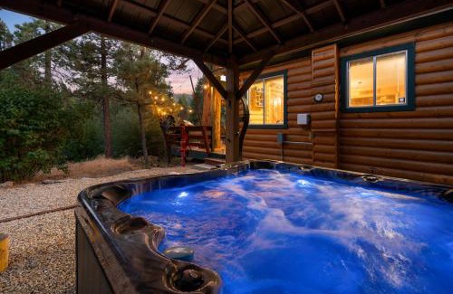Fox Farm House | All Seasons Lodge - New 2 bedroom and loft House in Big Bear Lake Gameroom Spa Deck BBQ Firepit Wet Bar Fireplace Views