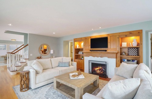 Drayton Plains House | All-sports Maceday Lake relaxing retreat. Recently updated & fully furnished!