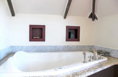 Kingston Hotel | All Suites Whitney Manor