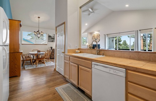Southern Crossing Condo | All the Beauty of Bend! 3 BDR Condo Close to Downtown, Walk to Old Mill District