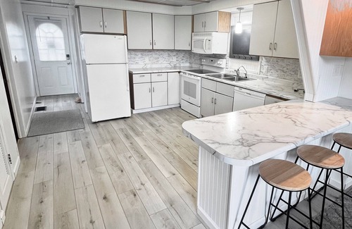 Smyrna Cottage | AllSports lakefront cottage. 3 bedrooms, 2 baths, private beach, yard and deck