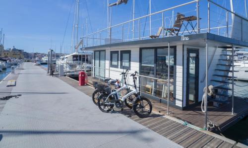 Licola Boat Rental | ALMALO Floating House - Casa Galleggiante