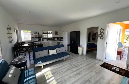 Colonarie Apartment | Almond Cottage at Waves Villa Guesthouse