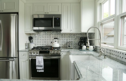 Newport Bed & Breakfast | Almondy Inn