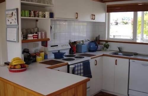 Wharewaka Cottage | Almost lakefront small cosy cottage