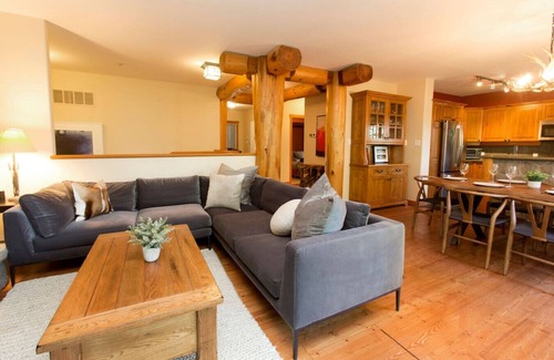 Nordic Estates House | Alpine 3BRM. Family Friendly, Sleeps 6, Hot Tub, Pool, Patio+ BBQ & Free Parking!