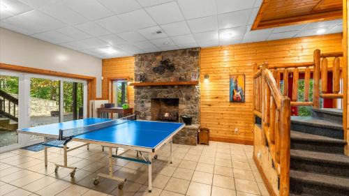 Byrdstown House | Alpine 8 Br Lodge - Hot Tub Fire Pit Ping Pong