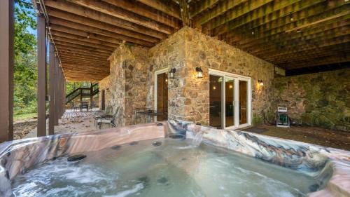 Byrdstown House | Alpine 8 Br Lodge - Hot Tub Fire Pit Ping Pong