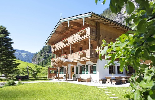 Mayrhofen Ski Chalet | Alpine Chalet Lacknerbrunn up to 21 persons with Mountain View