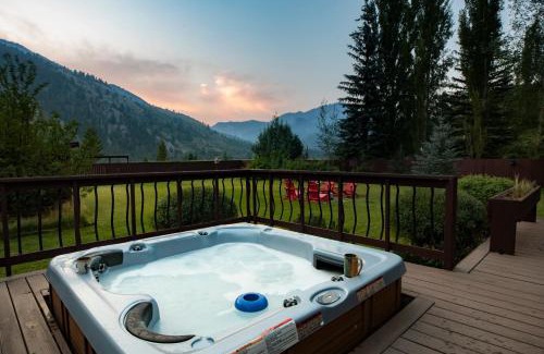 Alpine House | Alpine Highmark by KABINO Hot Tub Fire Pit Fully Fenced Backyard WiFi