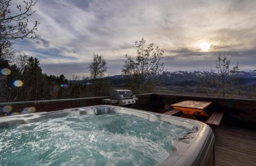 Alpine House | Alpine Recharge by KABINO Huge Views Hot tub Garage PS3 WiFi Loft