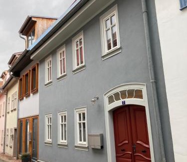 Arnstadt Apartment | Altstadtwohnung mit Flair, 2 Zimmer, Küche, Bad, Kamin, 50 qm