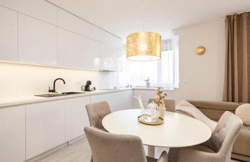 Kralova Apartment | ALURE RESIDENCES 13 & 24h self check-in, fireplace,private parking in front of the apartment building included, new building, green area with meadows and forests