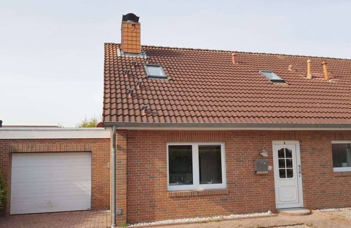 Ditzum House | Am Sielblick Summary: