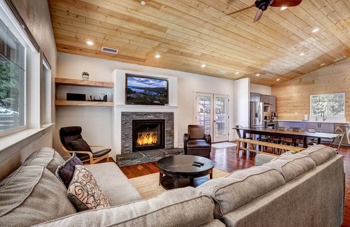 Montgomery Estates House | Amachen Cabin - Pet & Family Friendly - Woof Woof!