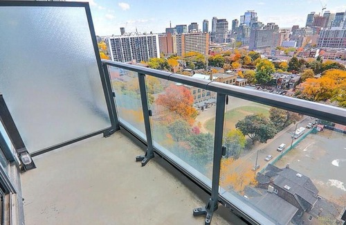Garden District Apartment | Amazing 2 bedroom condo 3 Beds 1 bath Dundas square