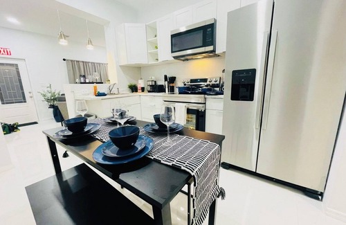 Golden Glades House | Amazing 2-bedroom House in Miami w/pingpong table & BBQ grill