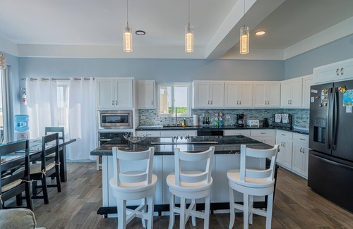 Boca Ciega Apartment | Amazing 2 story oceanfront house with pool, balcony, central AC, & W/D