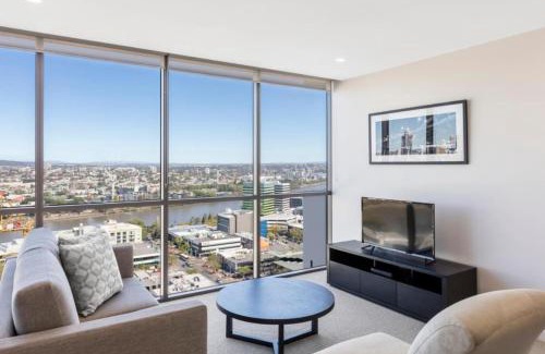 Milton Apartment | Amazing 2BR delicate Apt, 1min to train station