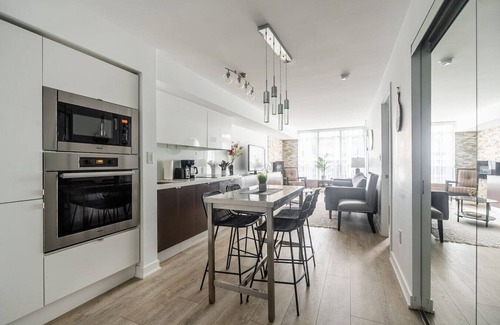 Wellington Place Hotel | Amazing 2BR Suite - Heart of Toronto - Free Parking