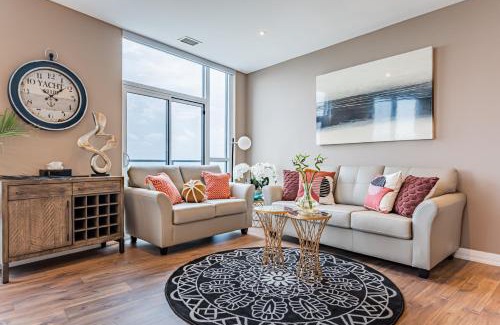 Hurontario Apartment | Amazing 3 Bed 4 Bath Penthouse with Roof Top Terrace close to Airport