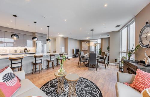 Hurontario Apartment | Amazing 3 Bed 4 Bath Penthouse with Roof Top Terrace close to Airport