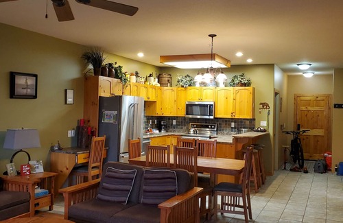 East Kootenay Condo | Amazing 3-Bedrm Ski in/Ski Out/ Golf Condo!Private Hot Tub!