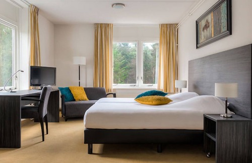De Bult Hotel | Amazing De Bult Getaway w/Balcony | Breathtaking Outdoor Adventure