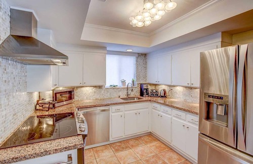 Imperial Point House | Amazing Fort Lauderdale 2BD/2BT+Den with Heated Pool, Close to the Beach!