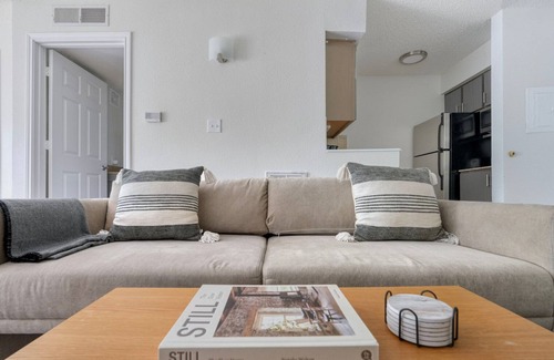 Gateway Apartment | Amazing Gateway Studio w/Gym, Pool, nr Movies, by Blueground