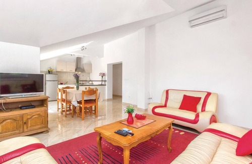 Bristane House | Amazing home in Miljevci with kitchen