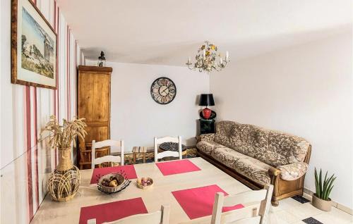 Peronne House | Amazing Home In Péronne With Kitchen