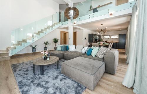 Pirovac House | Amazing Home In Pirovac With Jacuzzi