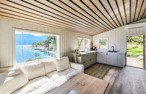 Kvam House | Amazing home in Tørvikbygd with WiFi